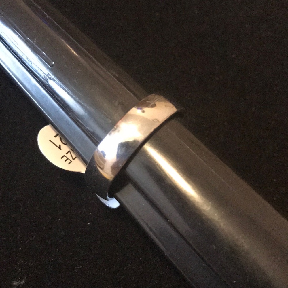 Stainless steel band ring. (11.5) Smooth rounded finish